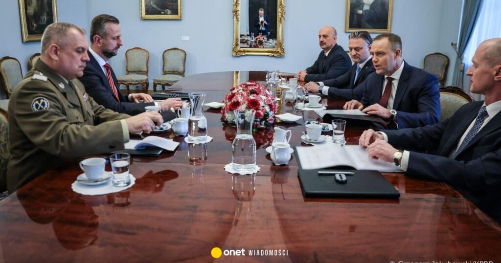 Nawrocki spotkał się z ministrem obrony. Szef BBN ujawnia kulisy rozmów o obecności wojsk USA w Polsce