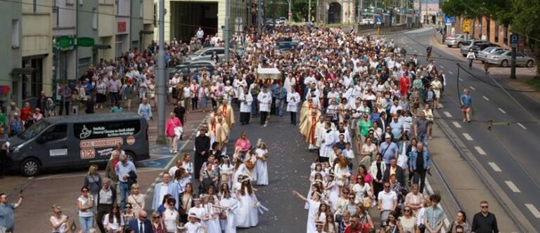 Boże Ciało 2025: Procesje przejdą ulicami Szczecina i całej Polski. Tradycja bez równych w Europie