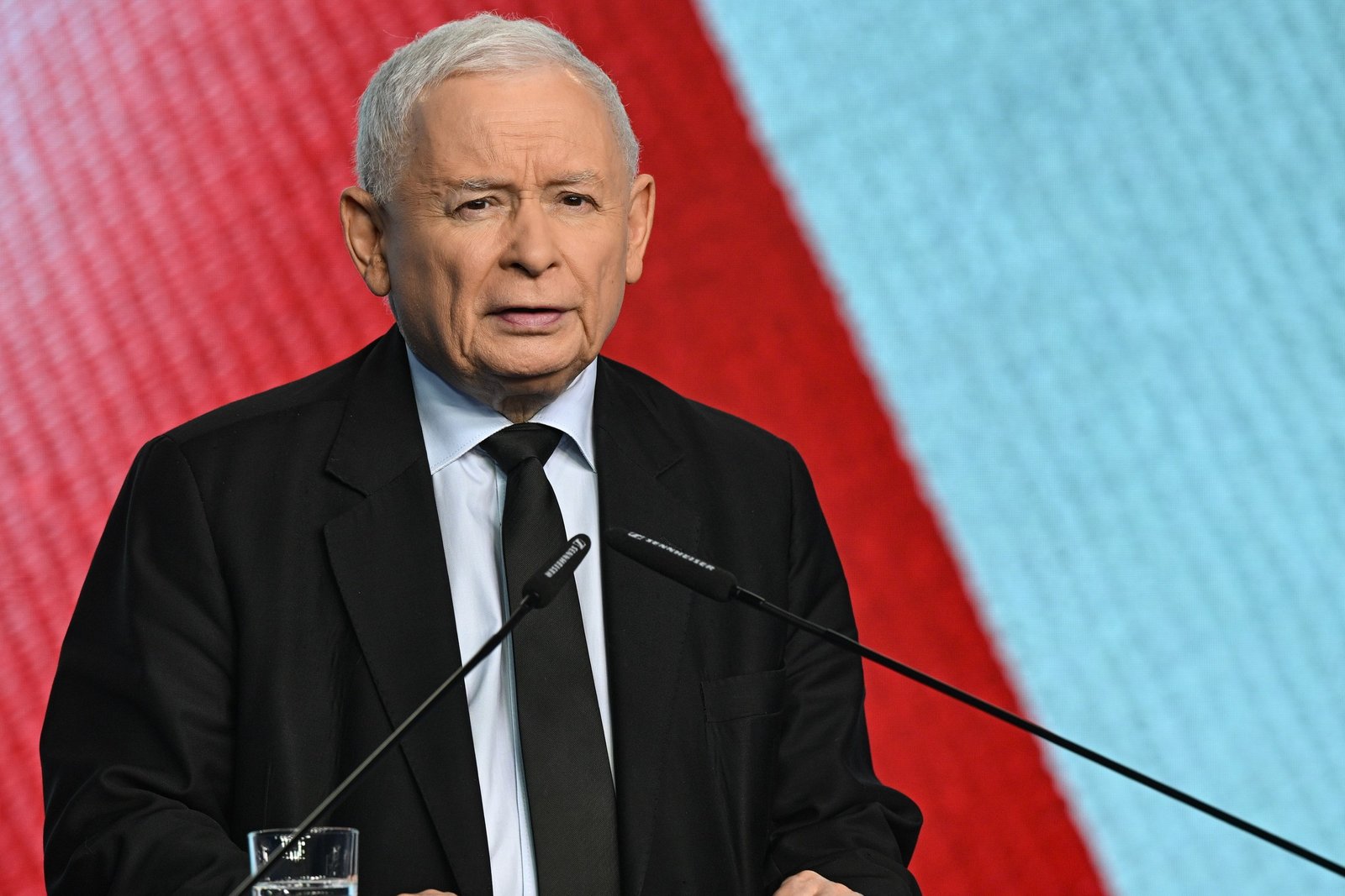Kaczyński łagodzi napięcia w PiS: stowarzyszenia muszą odejść, ale aktywność może trwać w nowej formie