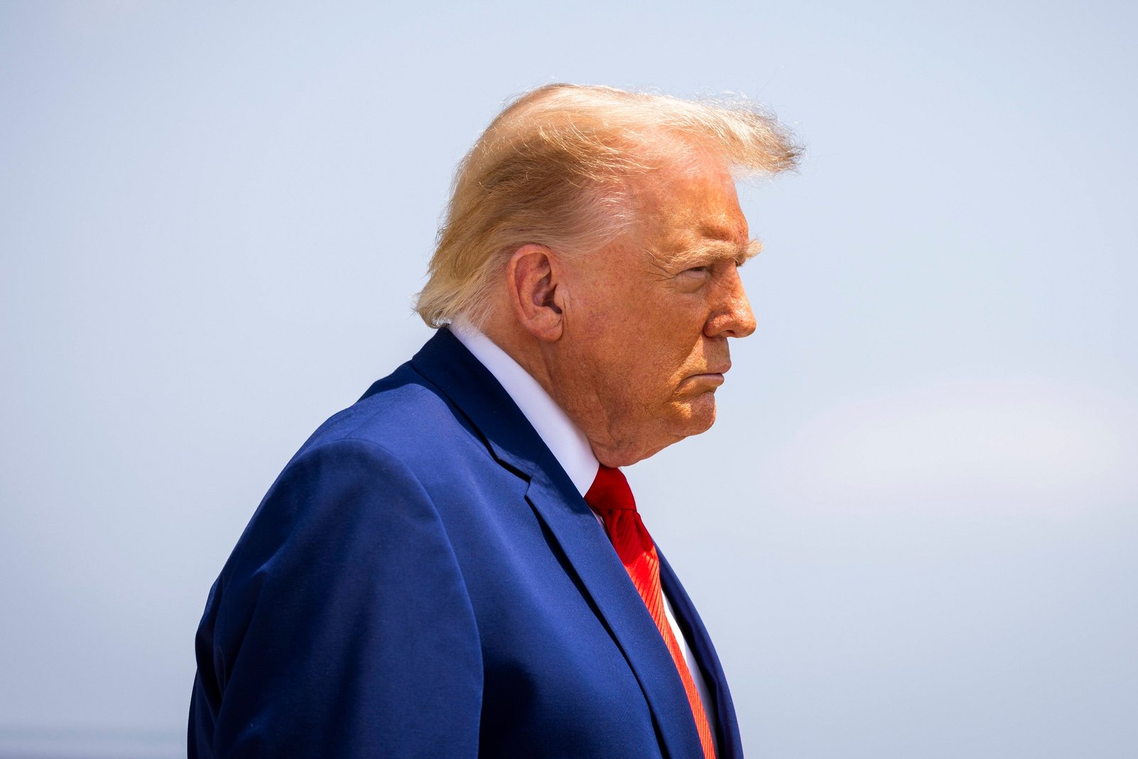 Cła Trumpa uderzają w Szwajcarię: praca przymusowa jako pretekst czy rzeczywisty problem?