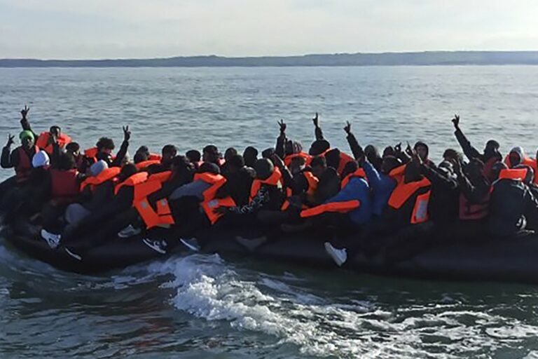 Rekordowe 231 migrantów na jednej łodzi – nowy poziom kryzysu na kanale La Manche