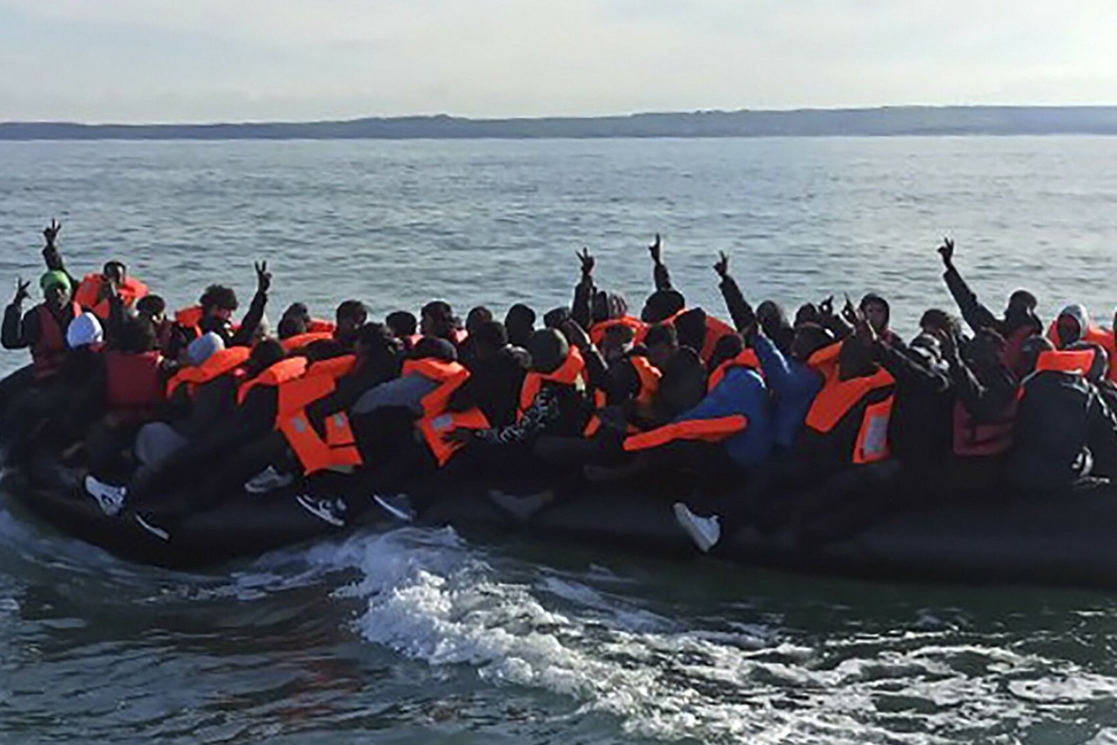 Rekordowe 231 migrantów na jednej łodzi – nowy poziom kryzysu na kanale La Manche