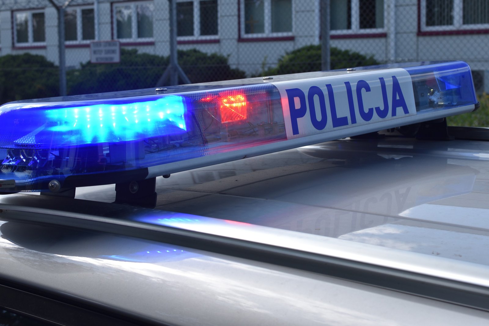 Tragedia w Trzciance: prokuratura ujawnia kulisy ataku 20-latka na ojca i policjantów